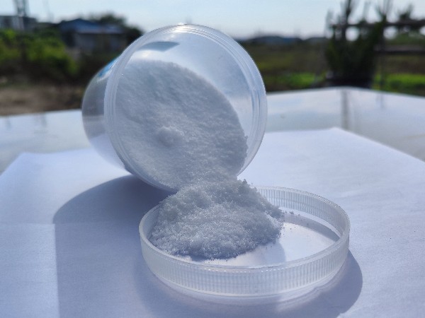 潮濕下雨天氣使聚丙烯酰胺結(jié)塊！會不會影響它的使用?